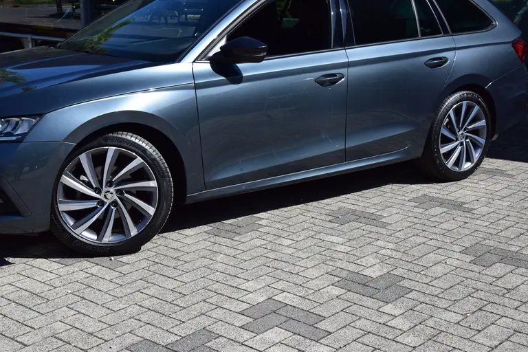 Skoda Octavia Combi 1.5 e-TSI 150PK Sport Business DSG Automaat | Org. NL | BOVAG Garantie | Adaptieve Cruise Control | Virtual Cockpit | Apple Carplay/Android Auto | 18'' Velgen | Full LED | afbeelding 17