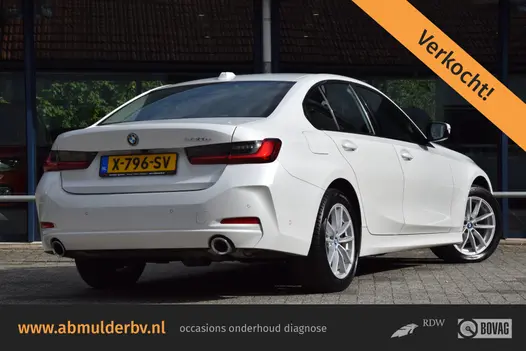BMW 3 Serie 320e Plug-in Hybrid 204PK | Org. NL | BOVAG Garantie | SOH 97% | Curved Display I Lederen interieur | Camera I Full LED | Apple Carplay/Android Auto | 17'' Velgen | All Season Banden |
