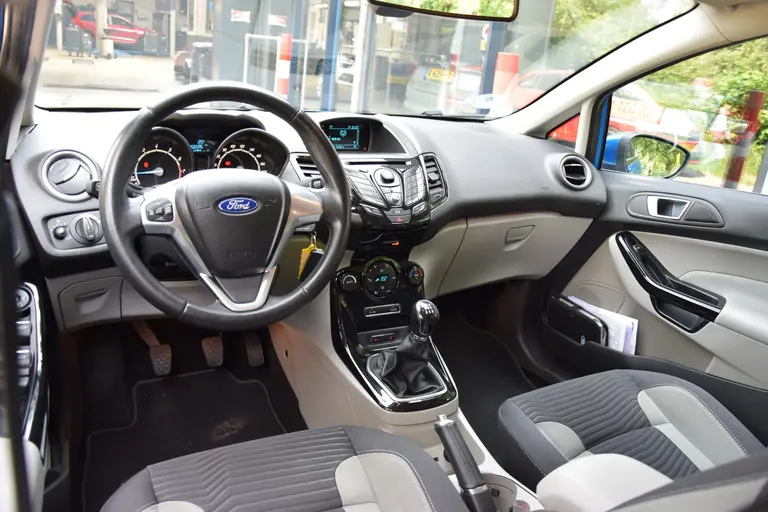 Ford Fiesta 1.0 EcoBoost Titanium | Incl. Nieuwe Distributieriem | Stoelverwarming | Climate Control | 15'' Velgen | Voorruitverwarming | PDC Voor&Achter | Bluetooth | afbeelding 6