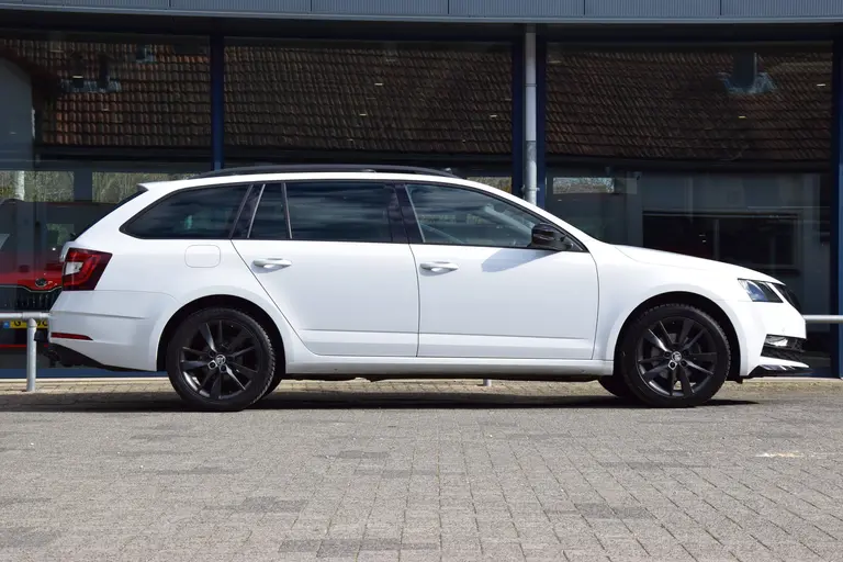 Skoda Octavia Combi 1.5 TSI Greentech Sport Business DSG Automaat | Org. NL | BOVAG Garantie | Trekhaak | Panoramadak | Stoelverwarming | DAB Radio | PDC Voor&Achter | afbeelding 5