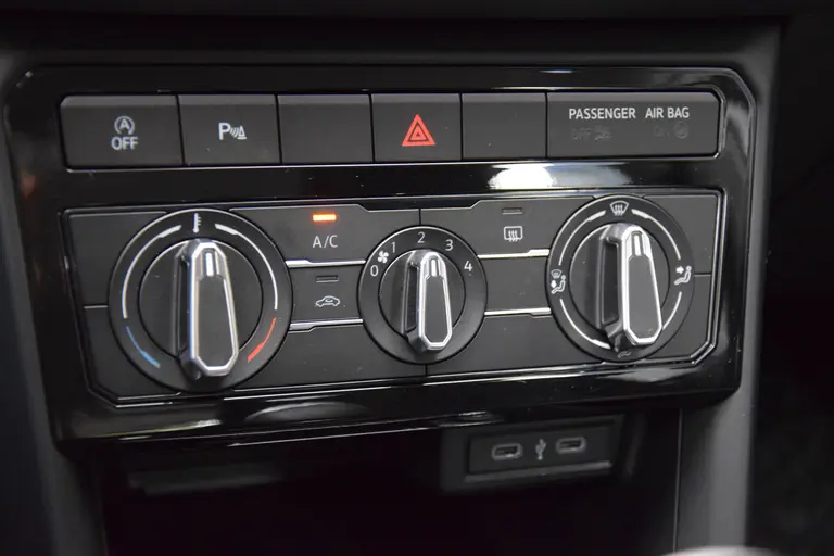 Volkswagen T-Cross 1.0 TSI Life | Org. NL | Fabrieksgarantie 7-2027 | Adaptive Cruise Control | Parkeersensoren Voor&Achter | Apple Carplay/Android Auto | 16'' Velgen | DAB Radio | afbeelding 23