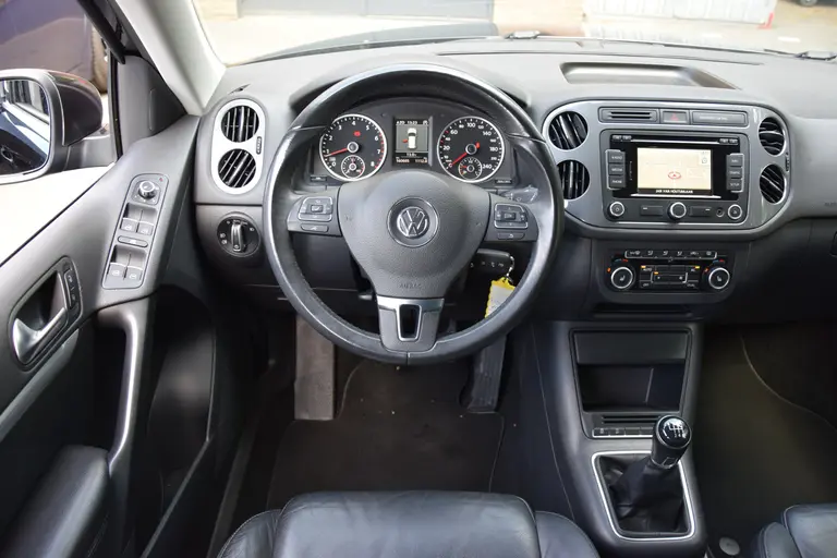 Volkswagen Tiguan 1.4 TSI Sport&Style 160PK | Trekhaak | Navigatie | Volledig Lederen Interieur | Parkeersensoren Achter | Xenon Verlichting | Stoelverwarming | Bluetooth Telefoonverbinding | afbeelding 6