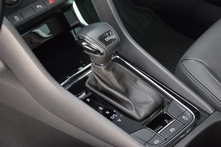 Skoda Karoq 1.5 TSI 150PK ACT Business Edition DSG Automaat | Org. NL | BOVAG Garantie | Trekhaak | Volledig Lederen Bekleding | Apple Carplay/Android Auto | PDC Voor&Achter | Cruise&Climate Control | afbeelding 21
