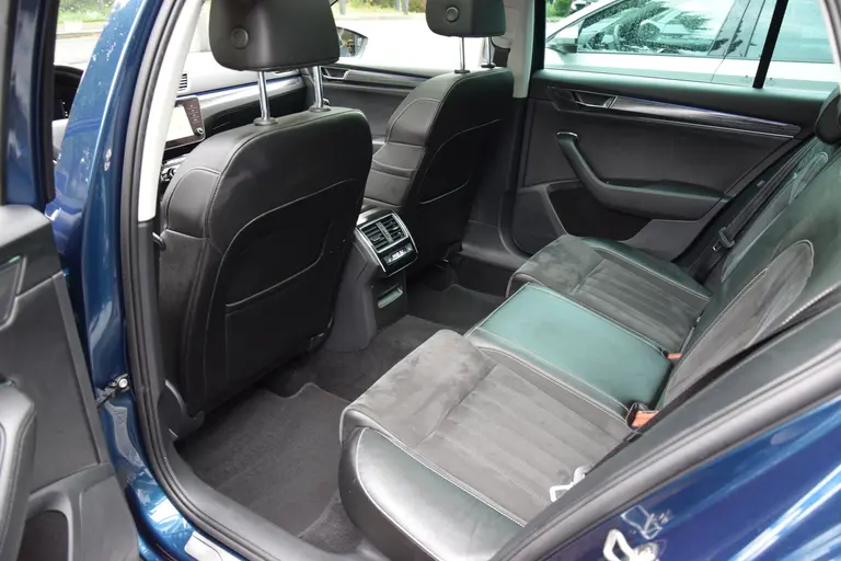 Skoda Superb Combi 1.4 TSI iV 160PK Business Edition Plus PHEV DSG Automaat | Org. NL | BOVAG Garantie | Trekhaak | Virtual dashboard | Apple Carplay/Android Auto | Elektrische Voorstoelen met geheugen | Verwarmde Voorruit + Stoelen | afbeelding 7