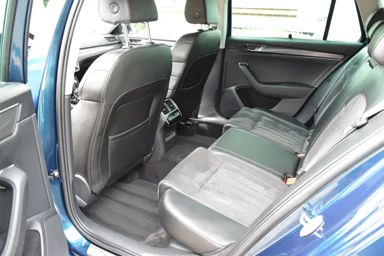 Skoda Superb Combi 1.5 TSI ACT 150PK Business Edition DSG Automaat | Org. NL | BOVAG Garantie | Trekhaak | Virtual dashboard | Apple Carplay/Android Auto | Elektrische bestuurdersstoel met geheugen | Verwarmde voorruit / Voorstoelen | afbeelding 7