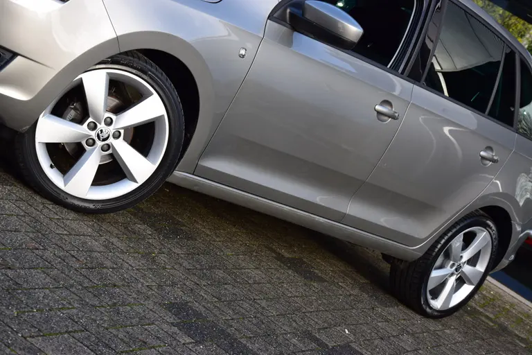 Skoda Rapid Spaceback 1.2 TSI 86PK Greentech Elegance Businessline Pro | BOVAG Garantie | NL-Auto | Navigatie | Parkeersensoren Achter | Cruise & Climate Control |17" Velgen | Bluetooth | Stoelverwarming | afbeelding 16
