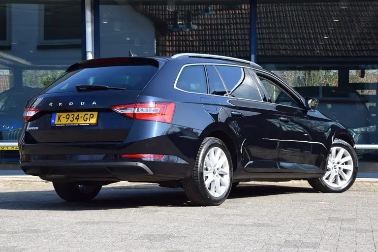Skoda Superb Combi 1.5 TSI ACT 150PK Business Edition DSG Automaat | Org. NL | BOVAG Garantie | Apple Carplay/Android Auto | Elektrische Bestuurdersstoel | Verwarmde voorruit / Stoelen | afbeelding 2