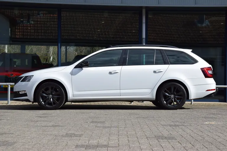 Skoda Octavia Combi 1.5 TSI Greentech Sport Business DSG Automaat | Org. NL | BOVAG Garantie | Trekhaak | Panoramadak | Stoelverwarming | DAB Radio | PDC Voor&Achter | afbeelding 4