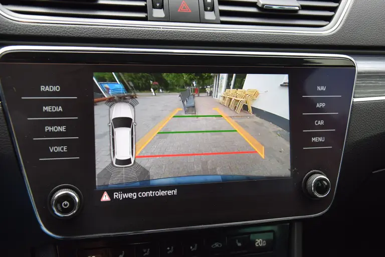 Skoda Superb Combi 1.5 TSI ACT 150PK Business Edition DSG Automaat | Org. NL | BOVAG Garantie | Trekhaak | Virtual dashboard | Apple Carplay/Android Auto | Elektrische bestuurdersstoel met geheugen | Verwarmde voorruit / Voorstoelen | afbeelding 26