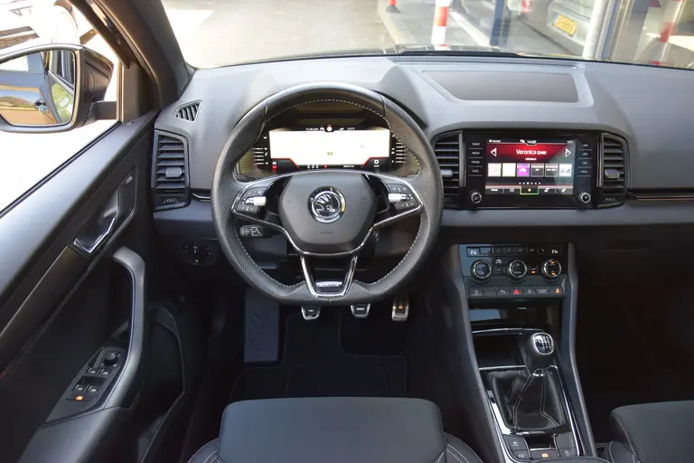 Skoda Karoq 1.5 TSI ACT Sportline Business | Org. NL | BOVAG Garantie | Panoramadak | Virtual Dashboard | Elektrische Achterklep | Achteruitrijcamera | 19'' Velgen | Stuur&Stoelverwarming | afbeelding 6