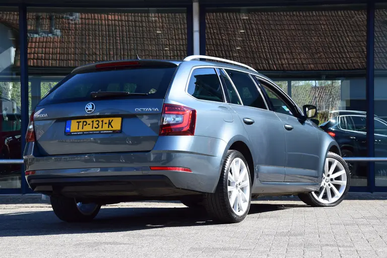 Skoda Octavia Combi 1.0 TSI Greentech Style Business DSG Automaat | Org. NL | BOVAG Garantie | Achteruitrijcamera | Stoelverwarming |  Lederen Bekleding | Full LED | Apple Carplay/Android Auto | afbeelding 2