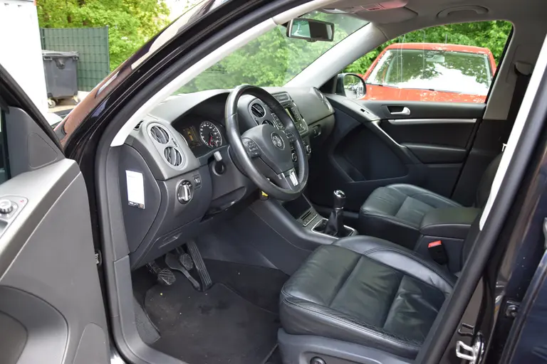 Volkswagen Tiguan 1.4 TSI Sport&Style 160PK | Trekhaak | Navigatie | Volledig Lederen Interieur | Parkeersensoren Achter | Xenon Verlichting | Stoelverwarming | Bluetooth Telefoonverbinding | afbeelding 9
