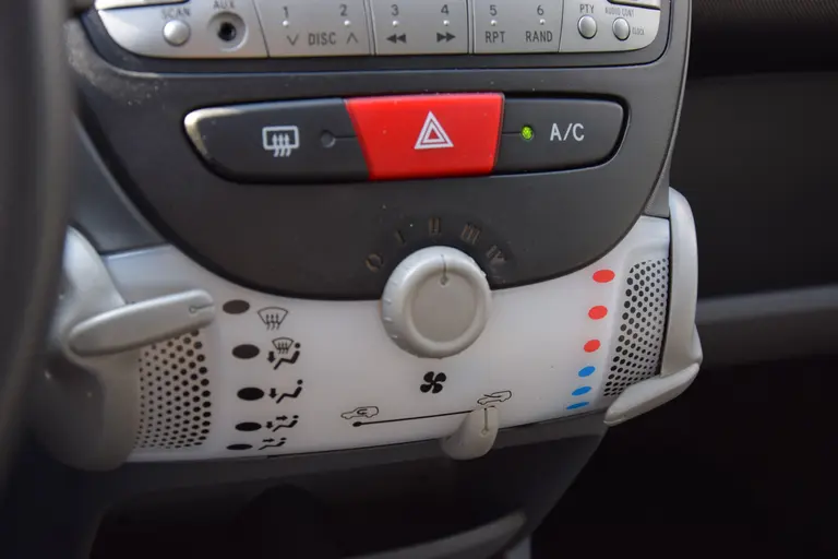 Peugeot 107 1.0-12V XS 5Deurs | Org. NL | 1e Eigenaar | APK 1-2026 | Airconditioning | Elektrische Ramen | Centrale Deurvergrendeling | Toerenteller | afbeelding 17