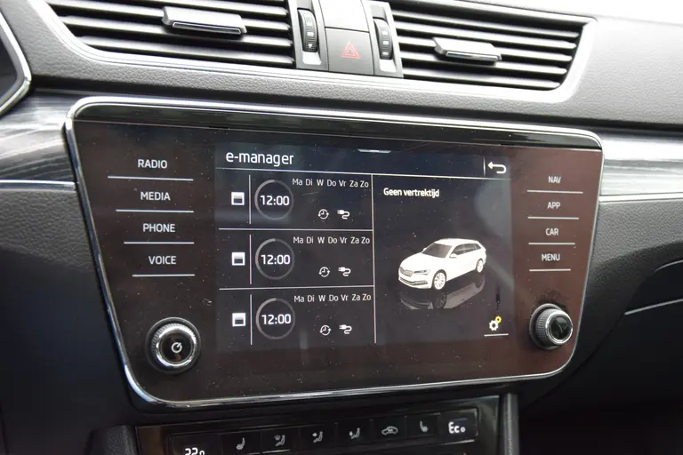 Skoda Superb Combi 1.4 TSI iV 160PK Business Edition Plus PHEV DSG Automaat | Org. NL | BOVAG Garantie | Trekhaak | Virtual dashboard | Apple Carplay/Android Auto | Elektrische Voorstoelen met geheugen | Verwarmde Voorruit + Stoelen | afbeelding 29