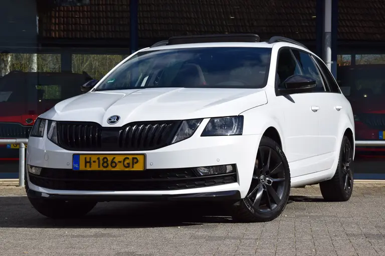 Skoda Octavia Combi 1.5 TSI Greentech Sport Business DSG Automaat | Org. NL | BOVAG Garantie | Trekhaak | Panoramadak | Stoelverwarming | DAB Radio | PDC Voor&Achter | afbeelding 2