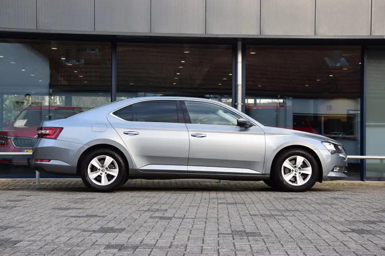 Skoda Superb 1.4 TSI Ambition Business | BOVAG Garantie | Trekhaak | Stoelverwarming | Achteruitrijcamera | All Season Banden | Cruise&Climate Control | Navigatie | Elektrisch Bedienbare Bestuurdersstoel | afbeelding 5