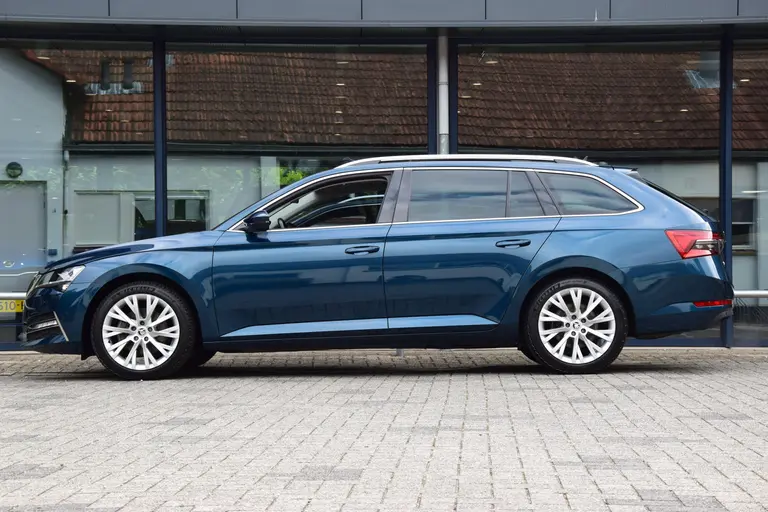 Skoda Superb Combi 1.4 TSI iV 160PK Business Edition Plus PHEV DSG Automaat | Org. NL | BOVAG Garantie | Trekhaak | Virtual dashboard | Apple Carplay/Android Auto | Elektrische Voorstoelen met geheugen | Verwarmde Voorruit + Stoelen | afbeelding 4