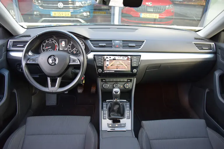 Skoda Superb 1.4 TSI Ambition Business | BOVAG Garantie | Trekhaak | Stoelverwarming | Achteruitrijcamera | All Season Banden | Cruise&Climate Control | Navigatie | Elektrisch Bedienbare Bestuurdersstoel | afbeelding 6