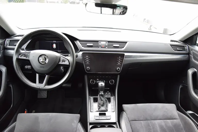 Skoda Superb Combi 1.5 TSI ACT 150PK Business Edition DSG Automaat | Org. NL | BOVAG Garantie | Trekhaak | Virtual dashboard | Apple Carplay/Android Auto | Elektrische bestuurdersstoel met geheugen | Verwarmde voorruit / Voorstoelen | afbeelding 6