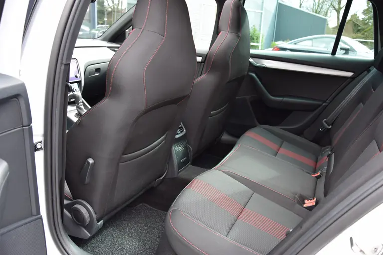 Skoda Octavia Combi 1.5 TSI Greentech Sport Business DSG Automaat | Org. NL | BOVAG Garantie | Trekhaak | Panoramadak | Stoelverwarming | DAB Radio | PDC Voor&Achter | afbeelding 7