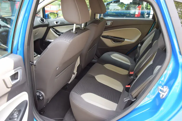 Ford Fiesta 1.0 EcoBoost Titanium | Incl. Nieuwe Distributieriem | Stoelverwarming | Climate Control | 15'' Velgen | Voorruitverwarming | PDC Voor&Achter | Bluetooth | afbeelding 7