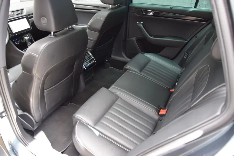 Skoda Superb Combi 1.4 TSI iV Laurin&Klement | BOVAG Garantie | Trekhaak | Leder | Panoramadak | Camera | Virtual Cockpit | Full LED | Stoelverwarming Voor&Achter | 18'' Met All Season Banden | afbeelding 7