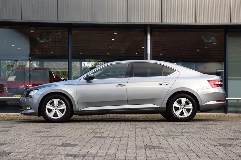 Skoda Superb 1.4 TSI Ambition Business | BOVAG Garantie | Trekhaak | Stoelverwarming | Achteruitrijcamera | All Season Banden | Cruise&Climate Control | Navigatie | Elektrisch Bedienbare Bestuurdersstoel | afbeelding 4