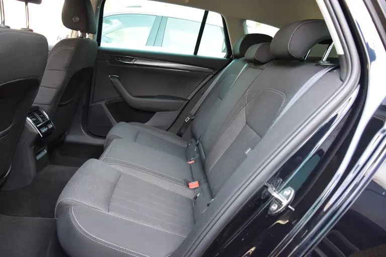 Skoda Superb Combi 1.5 TSI ACT 150PK Business Edition DSG Automaat | Org. NL | BOVAG Garantie | Apple Carplay/Android Auto | Elektrische Bestuurdersstoel | Verwarmde voorruit / Stoelen | afbeelding 8