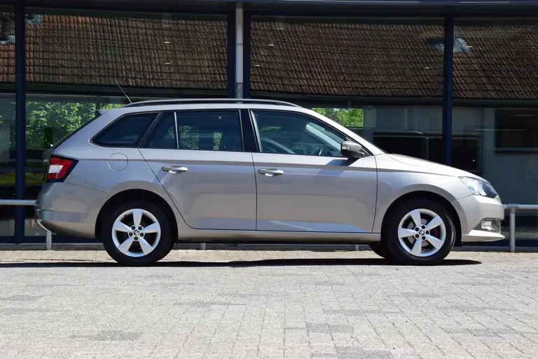Skoda Fabia Combi 1.0 TSI Ambition 96PK | BOVAG Garantie | 15'' Velgen | Speed Limiter | Parkeersensoren Achter | Airconditioning | Apple Carplay/ Android Auto | afbeelding 5